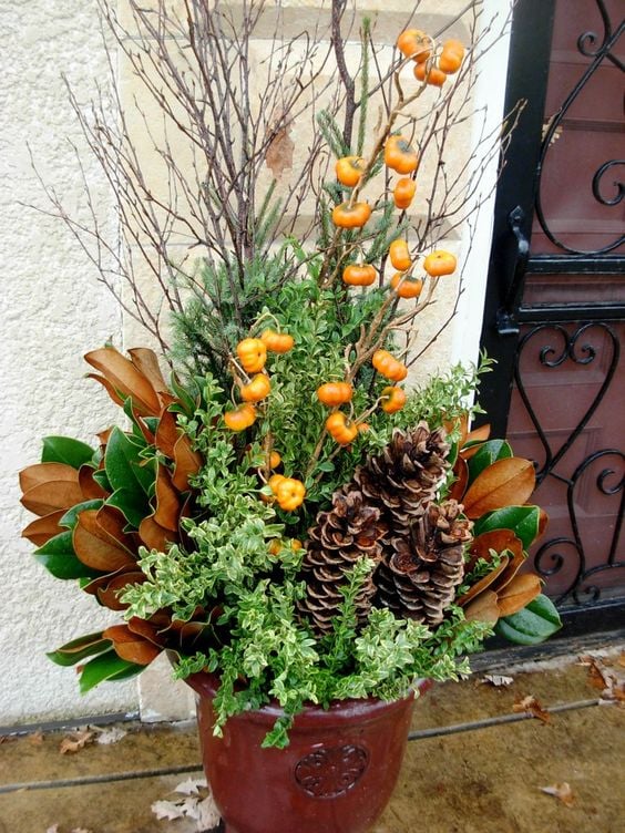 Vytvořte si úžasné dekorace před vchodové dveře pomocí vysokých květináčů!