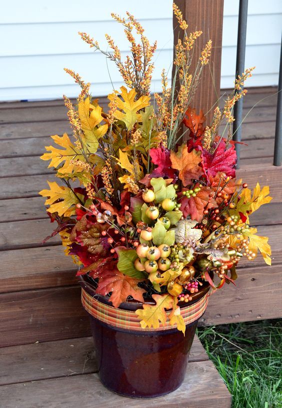 Vysoké květináče určitě neschovávejte: 20+ podzimních inspirací, na kouzelné dekorace před dveře!