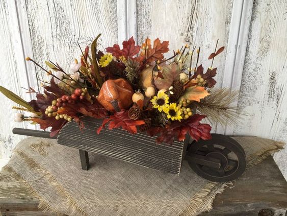 Jednoduchá a originální podzimní dekorace: Stačí naskládat větvičky s listím do kyblíku či vázy!