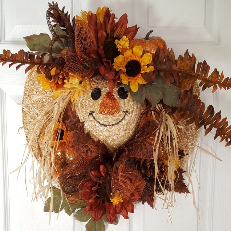 Úžasné podzimní dekorace na vchodové dveře: Využijte slaměné klobouky!