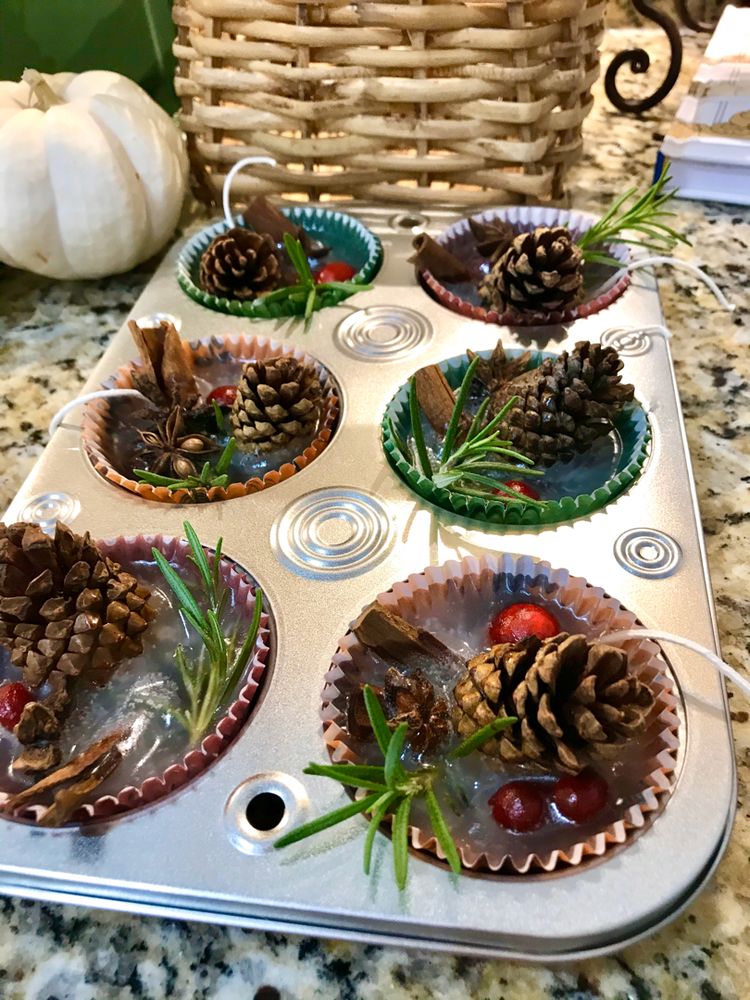 Jednoduchá podzimní dekorace: Vyrobte si krásné muffinové svíčky z lesních plodů a koření!