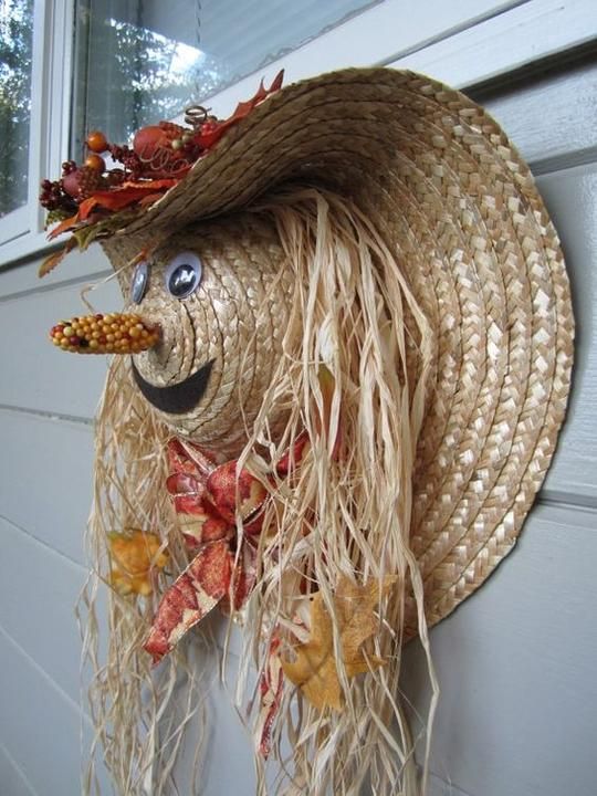Úžasné podzimní dekorace na vchodové dveře: Využijte slaměné klobouky!