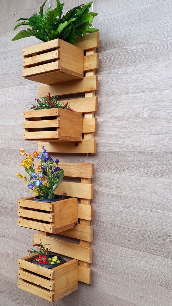 20+ krásných nástěnných květináčů ze dřeva: Nezaberou vám téměř žádné místo!