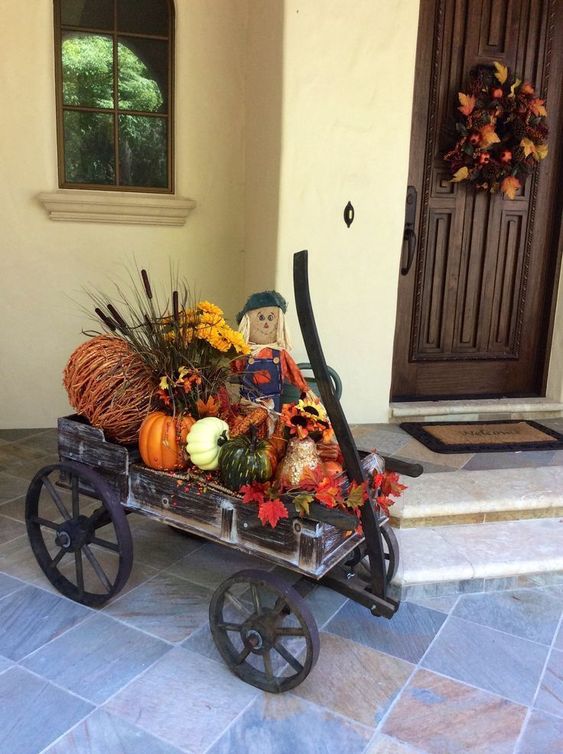 Originální podzimní dekorace: Využijte dřevěný vozík či zahradní kolečko!