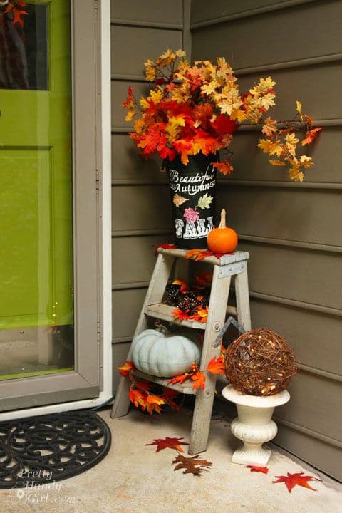 Využijte obyčejné štafle či žebřík, jako základ vaší podzimní dekorace!