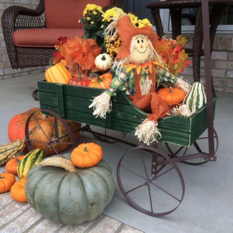 Originální podzimní dekorace: Využijte dřevěný vozík či zahradní kolečko!