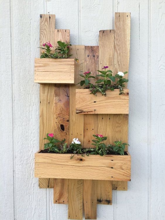 20+ krásných nástěnných květináčů ze dřeva: Nezaberou vám téměř žádné místo!