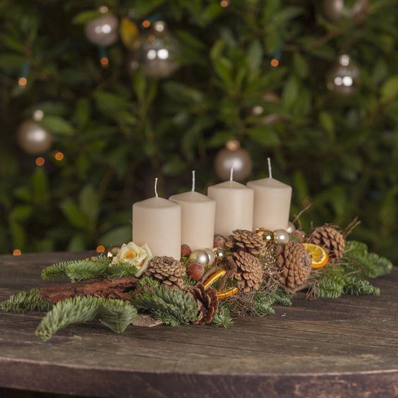 Proměňte dřevěné polínko a svíčky v překrásnou adventní dekoraci
