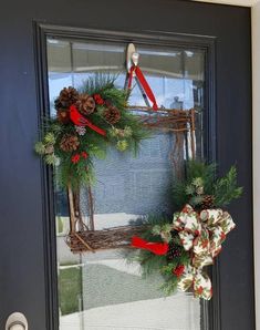 Inspirace na zimní výzdobu vchodových dveří – zapomeňte na klasický věnec