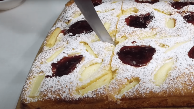 Jablečný koláč s džemem