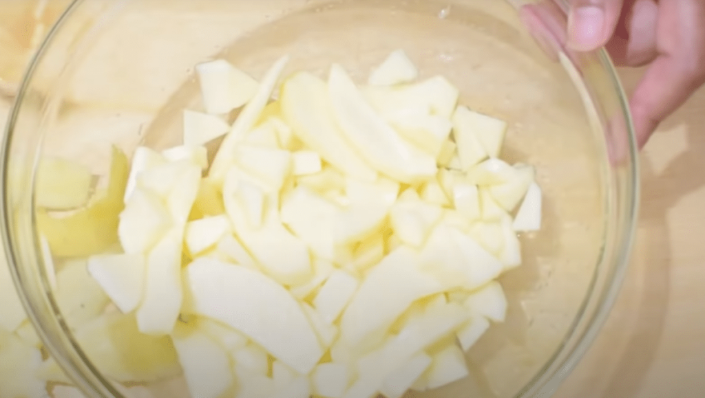 Připravte si kombinaci nadýchaného těsta a jablek: Výborný koláč jen z 1 vejce