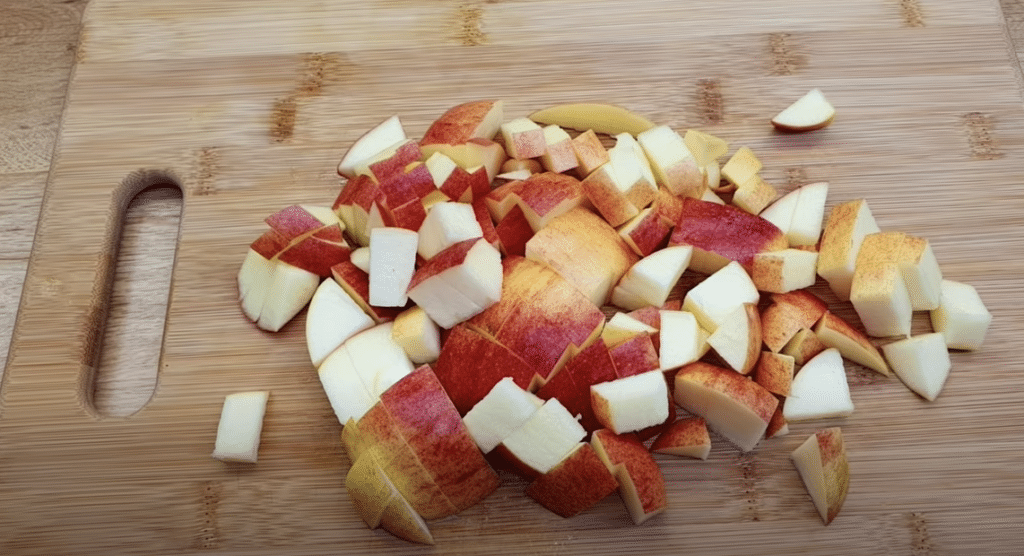 Vyzkoušejte tento obrácený koláč ze dvou jablek, který má jednoduchou přípravu