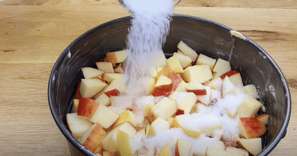 Vyzkoušejte tento obrácený koláč ze dvou jablek, který má jednoduchou přípravu