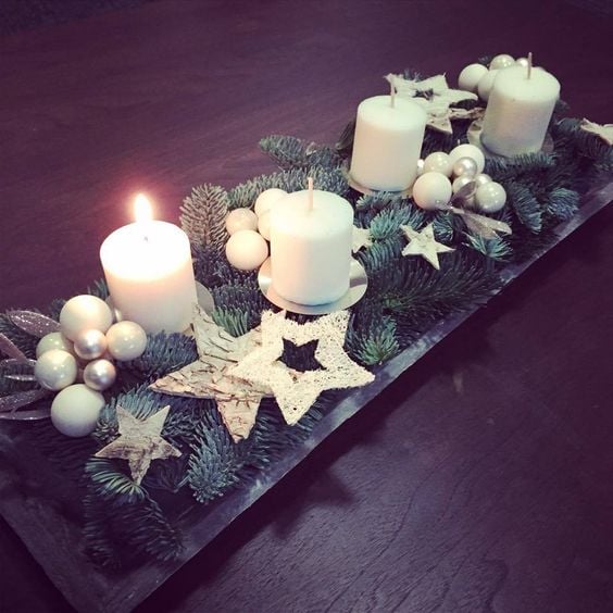 Vytvořte si letos netradiční adventní věnec – překrásné inspirace na vánoční stůl