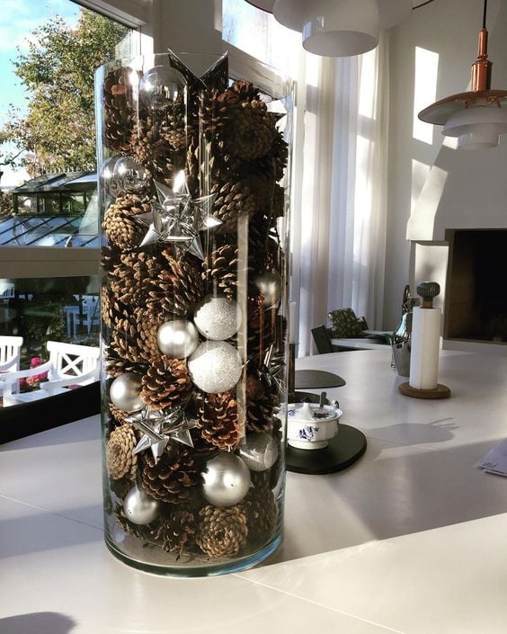 Naskládejte vánoční koule do skleněné nádoby – inspirace zimní dekorace