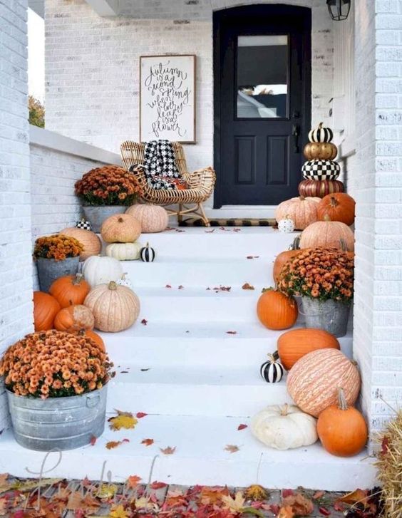 Podzimní dekorace na venkovní schodiště: 30+ úžasných nápadů, jak vyzdobit schody!