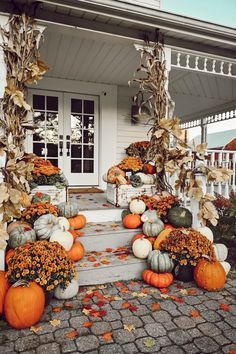 Podzimní dekorace na venkovní schodiště: 30+ úžasných nápadů, jak vyzdobit schody!