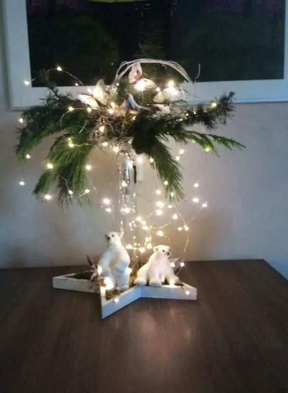 Skleněná nádoba, vánoční ozdoby a větvičky jehličí: Překrásná zimní dekorace