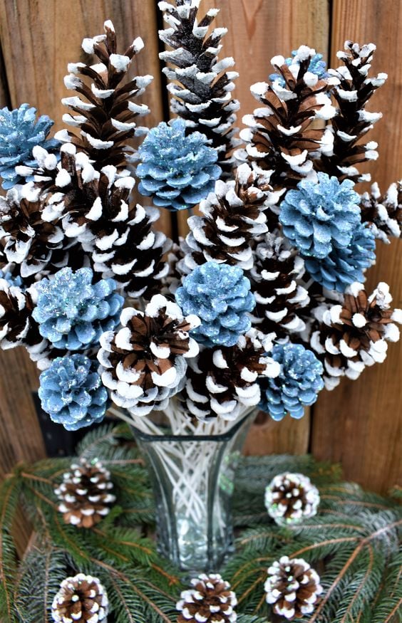 20+ úžasných zimních dekorací vytvořených ze šišek