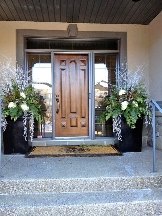 Stačí Vám vysoký květináč a přírodní materiál – Dekorace před vchodové dveře