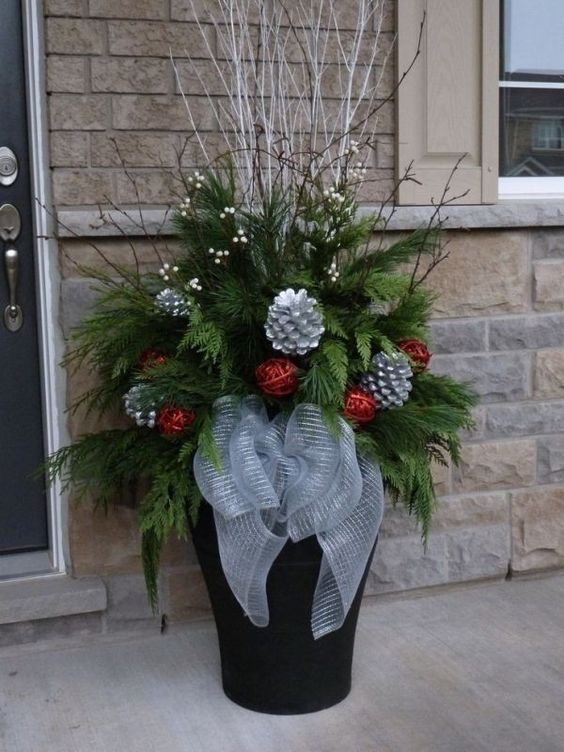 Stačí Vám vysoký květináč a přírodní materiál – Dekorace před vchodové dveře