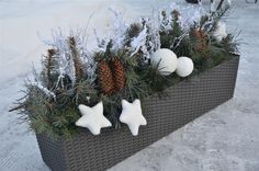Truhlíky a květináče na zimu neuklízejte: 25+ krásných nápadů na parapety, balkóny a terasy!