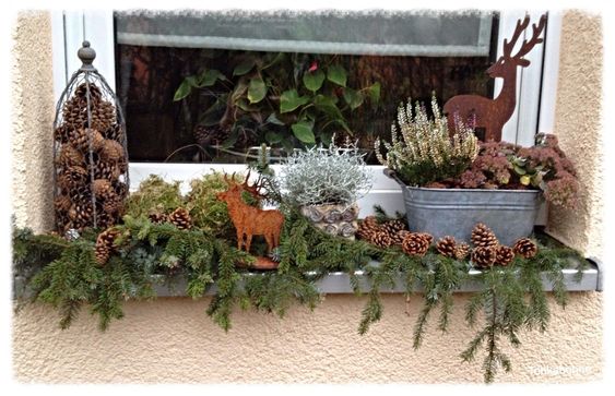 Vyzdobte si parapety a balkóny v zimní období – 25+ inspirací z truhlíků