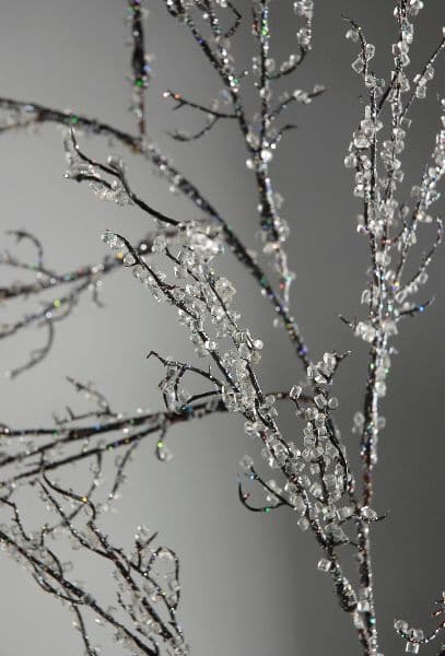 Nasbírané větvičky a proutky stačí natřít lepidlem a posypat solí – Zimní dekorace