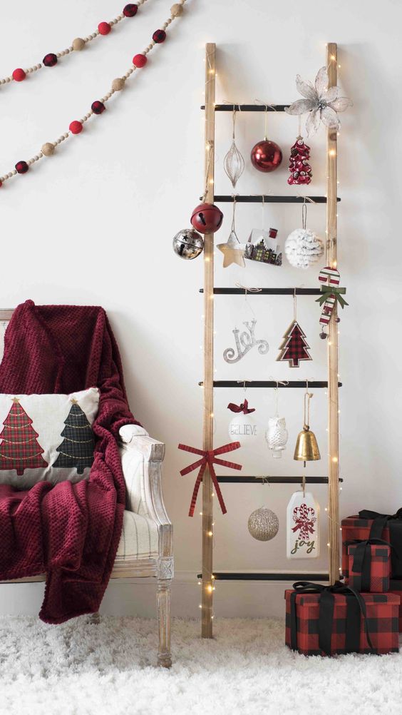 Starý žebřík a štafle lze přeměnit v krásné zimní dekorace: 25+ inspirací