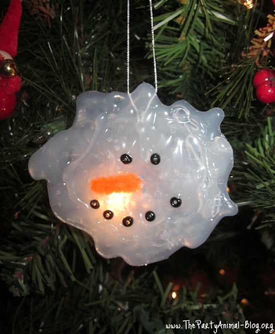 Zimní tvoření pomocí tavné pistole: Výsledkem jsou krásné vánoční ornamenty!