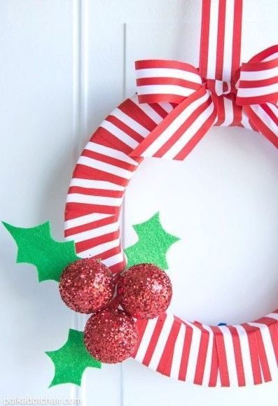 Nejjednodušší vánoční věnce na výrobu: Stačí je obmotat vánoční stuhou!