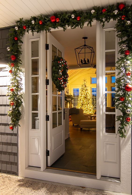 Inspirace na vánoční výzdobu kolem dveří: Sváteční dekor do exteriéru i interiéru!