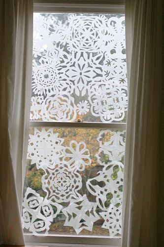 Vytvořte si sváteční atmosféru ve Vašich oknech s papírovými dekoracemi!