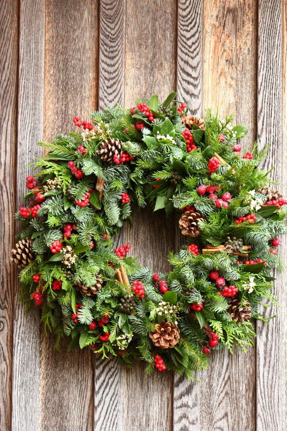 Krásné přírodní věnce k výzdobě vchodových dveří na Vánoce a zimní měsíce!