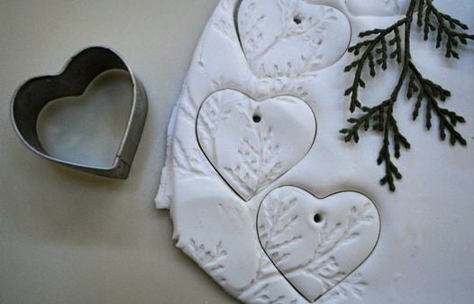 Kouzlo studeného porcelánu: Vyrobte si vánoční ozdoby ze škrobu a jedlé sody!