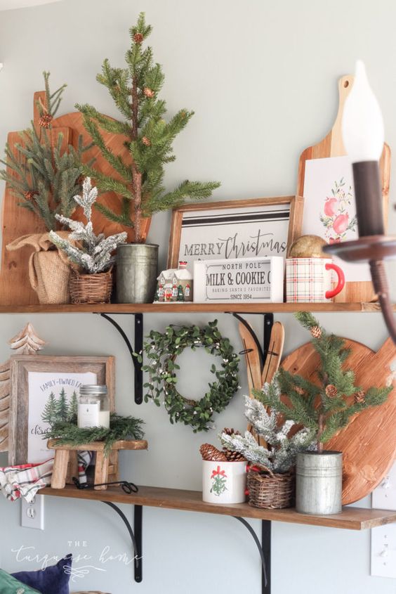 Využijte poličky ve Vašem domově jako výstavní místo pro vánoční dekorace!