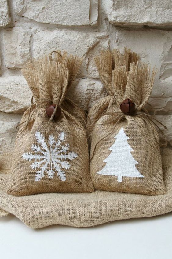 K výrobě této krásné vánoční dekorace potřebujete pouze kousek pytloviny!