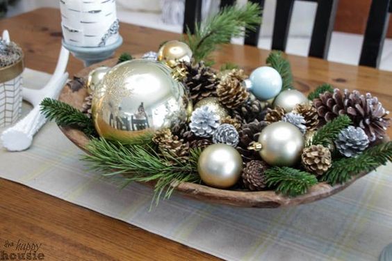 Větvičky jehličí a vánoční ozdoby: Krásná dekorace na zimní měsíce