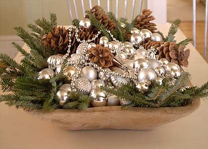 Větvičky jehličí a vánoční ozdoby: Krásná dekorace na zimní měsíce