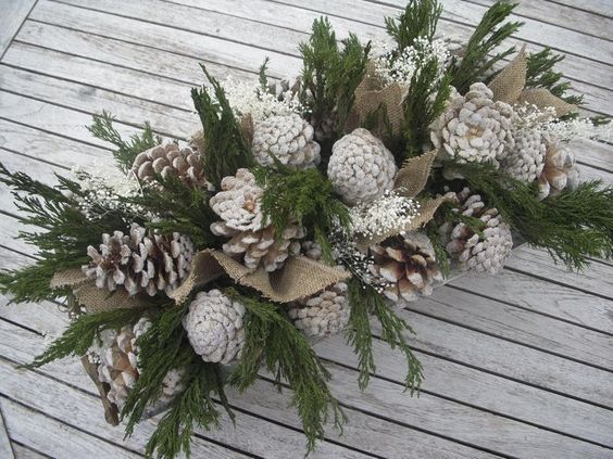 Neutrácejte za drahé dekorace – stačí Vám jen větvičky jehličí a vánoční koule