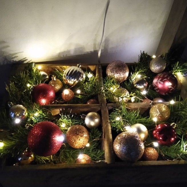 Neutrácejte za drahé dekorace – stačí Vám jen větvičky jehličí a vánoční koule