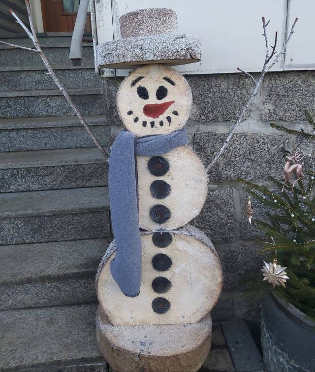 Vytvořte si úžasného sněhuláka ze dřeva: Dekorace, která Vás bude těšit!