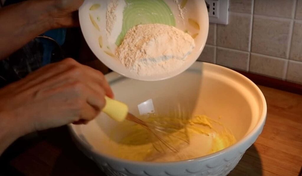 Připravte si jogurtový koláč, který se rozplývá na jazyku: Jednoduchá příprava