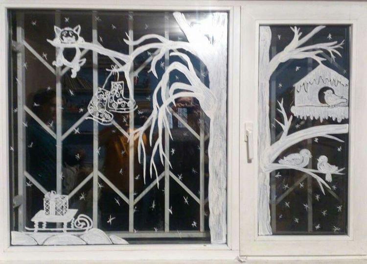 25+ úžasných inspirací na zimní výzdobu oken: Stačí Vám papír a nůžky!