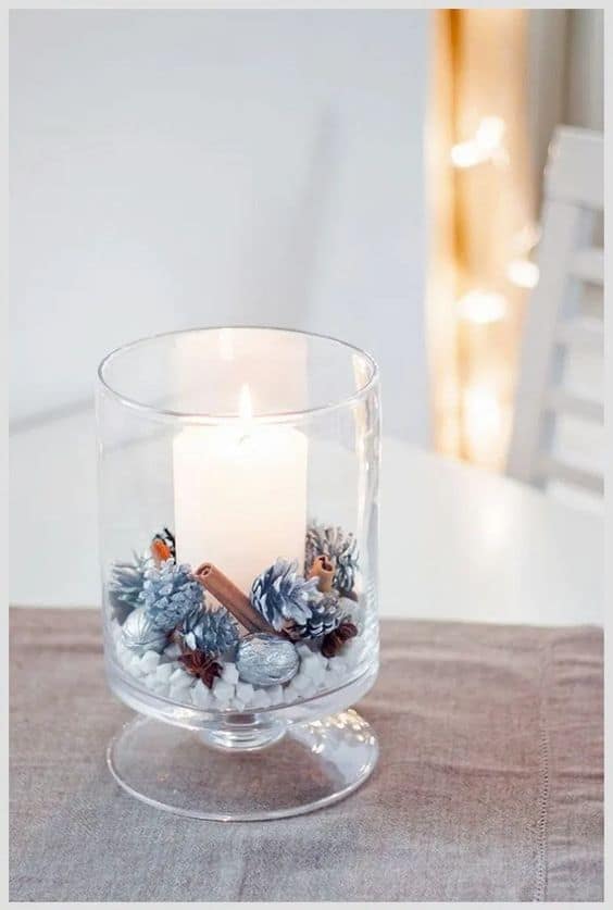Zimní svícen vytvořený z bílé svíčky – 25+ krásných inspirací