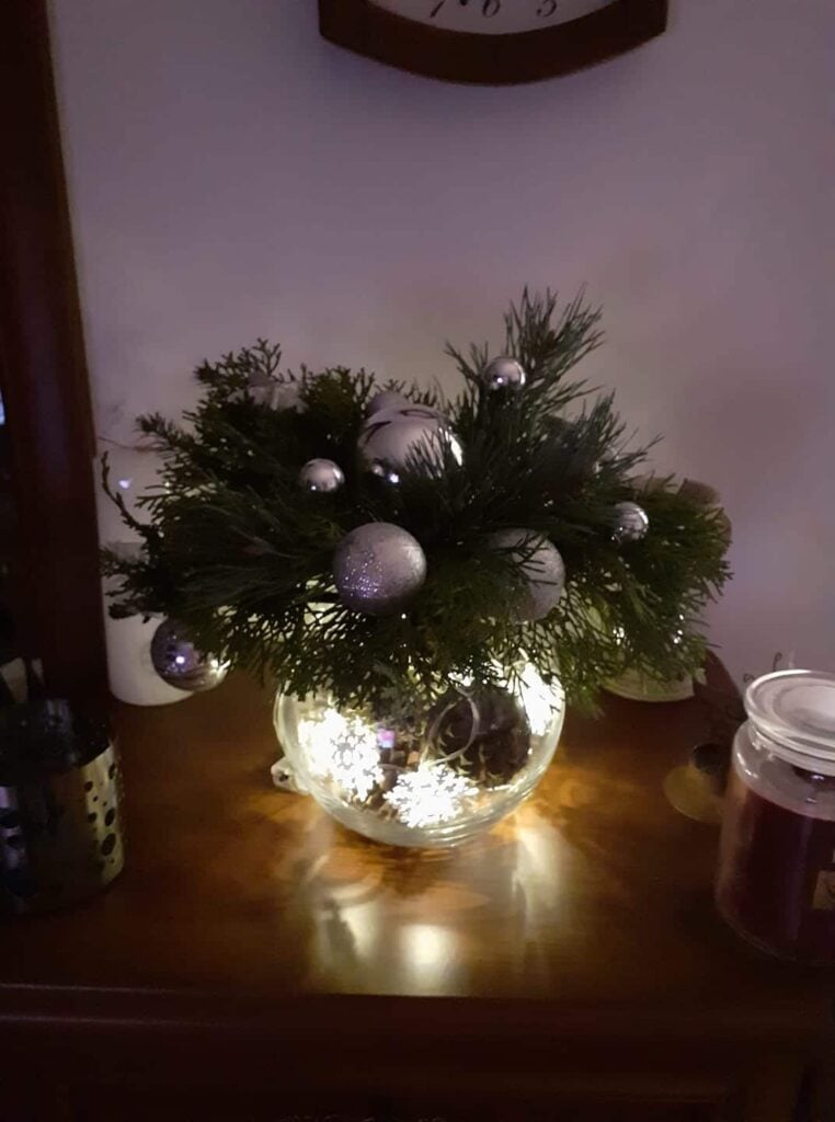 Skleněná nádoba, vánoční ozdoby a větvičky jehličí: Překrásná zimní dekorace