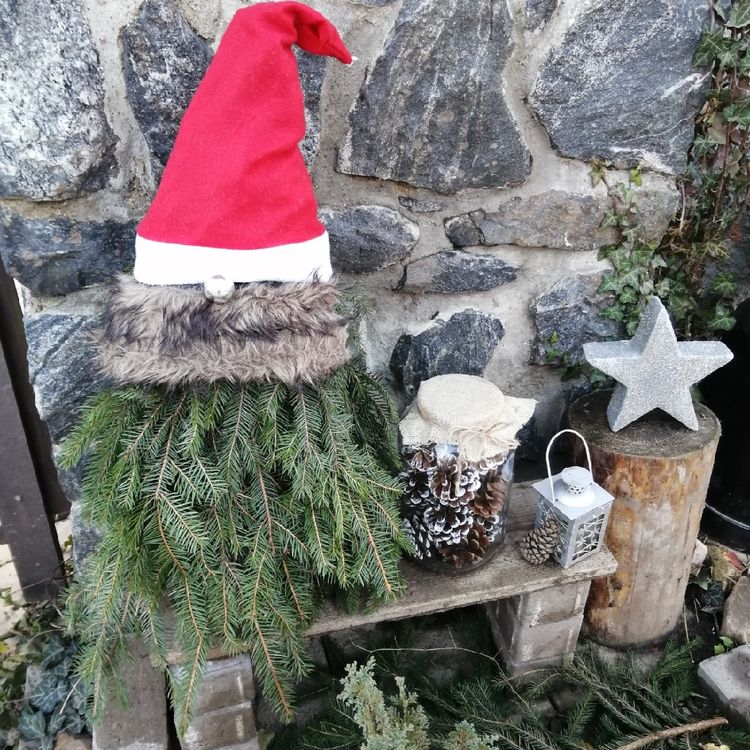 Vytvořte si venkovního vánočního skřítka z větviček jehličí a přírodního materiálu