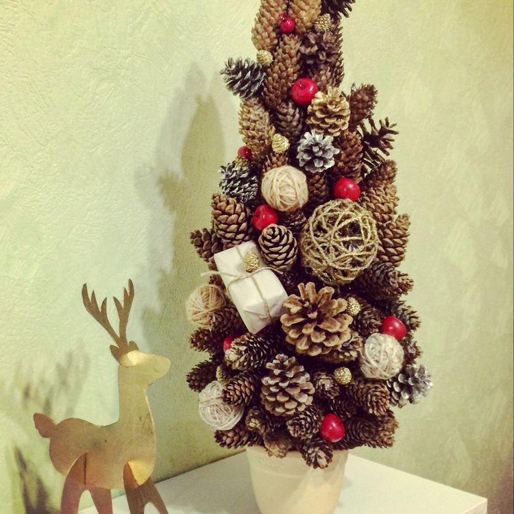 Zimní stromeček vytvořený z polystyrénového kuželu -Inspirace na dekorace