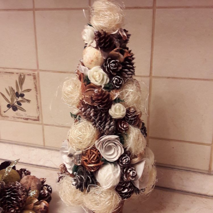 Zimní stromeček vytvořený z polystyrénového kuželu -Inspirace na dekorace