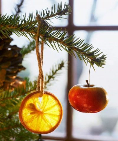 Přírodní dekorace na vánoční stromeček, které si zvládnete jednoduše vytvořit